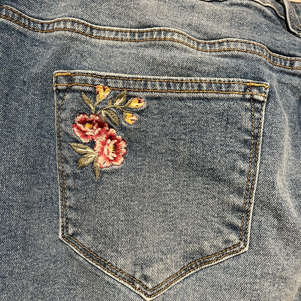 Driftwood Collette Floral Embroidered Blue Jeans - Picture 5 of 11